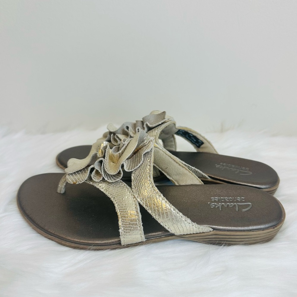 Clarks Metallic Gold Leather Ruffle Thong Slide Sandals 1”Wedge Heel Size 6M - Picture 4 of 16